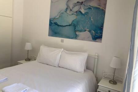 Kings Palace - Superb 2 Bed Ground Floor Apartment Пафос Экстерьер фото