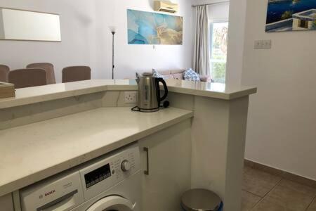 Kings Palace - Superb 2 Bed Ground Floor Apartment Пафос Экстерьер фото